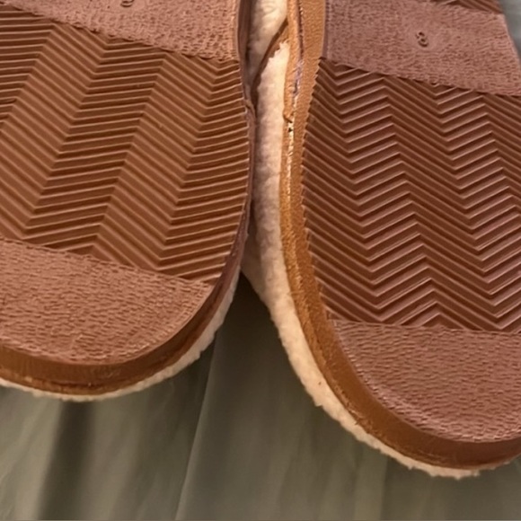 Super comfy and cozy slippers - Picture 2 of 4